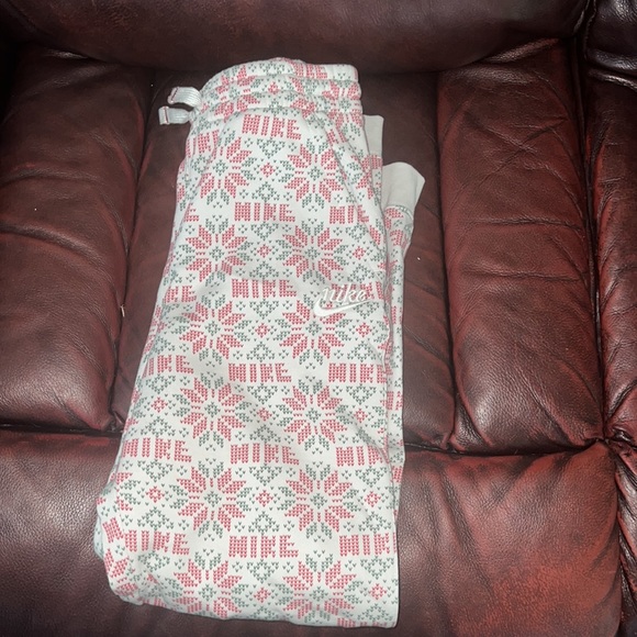 Nike Sweat joggers comes with pockets - Picture 3 of 4